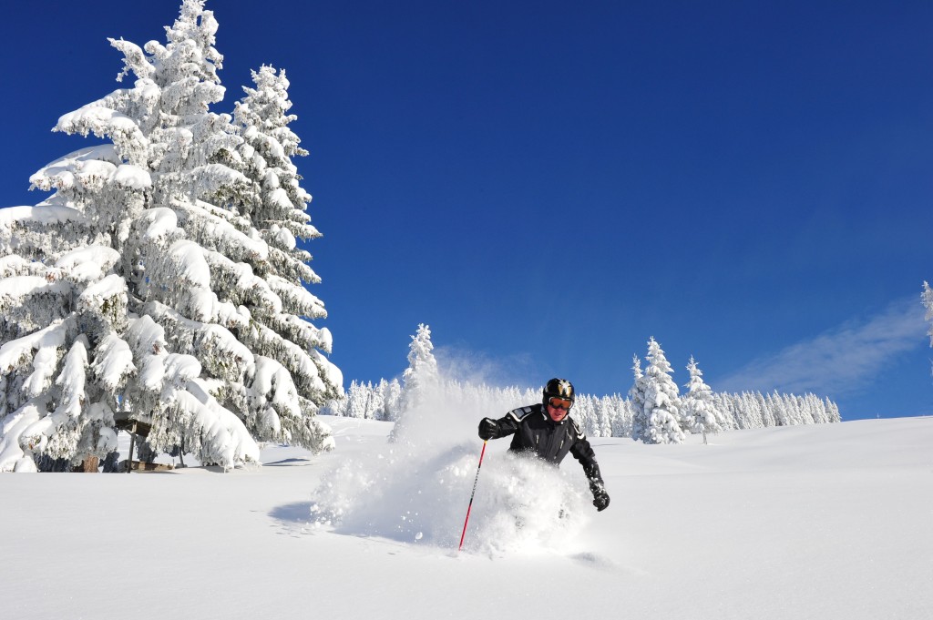 Skifahrer Tiefschnee